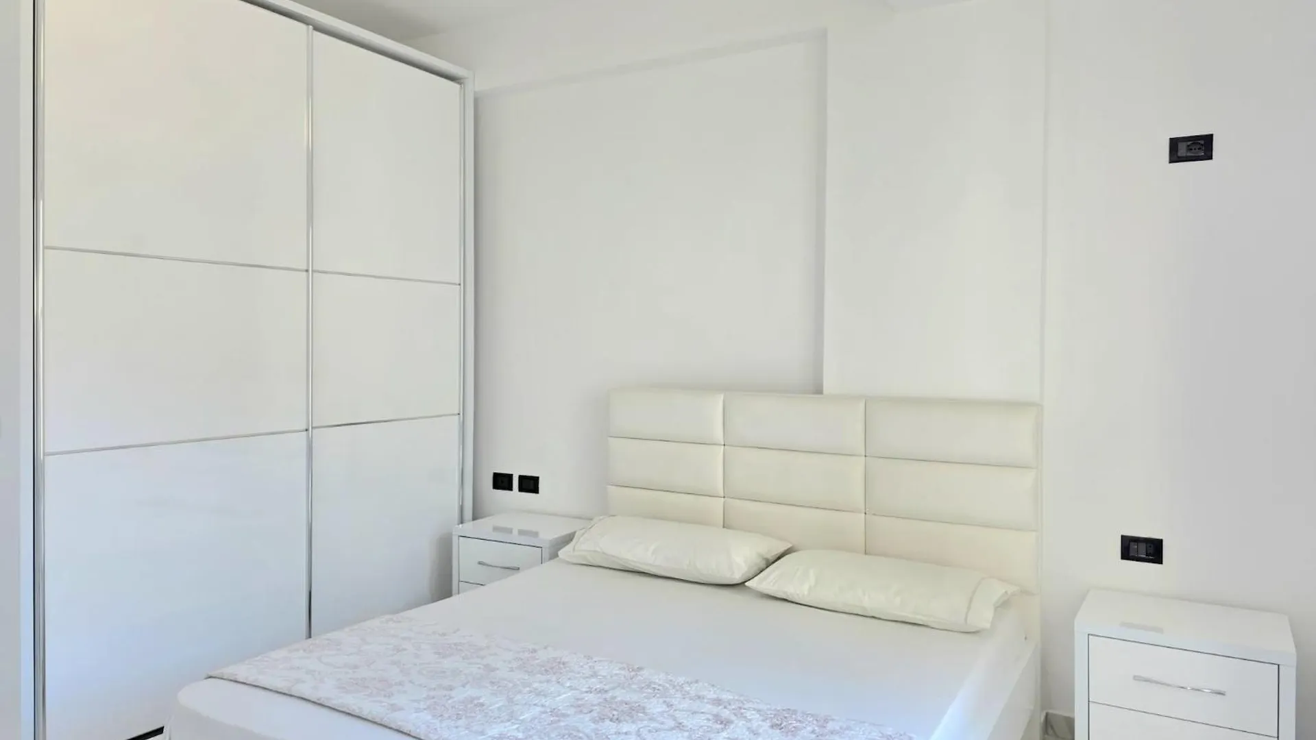 Modern Beachfront Escape In Durr S ドゥラス 0*,