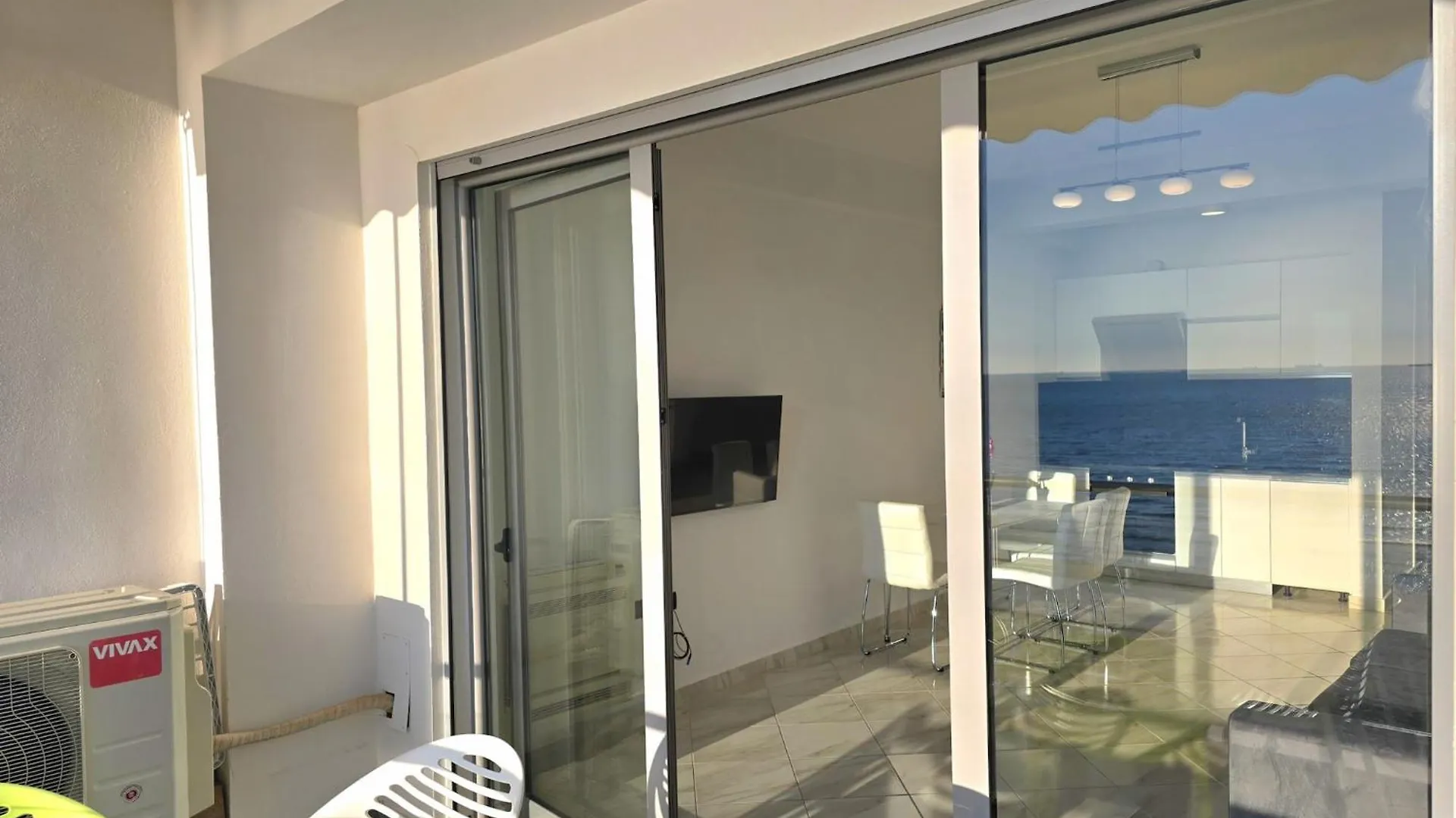 Lägenhet Modern Beachfront Escape In Durr S Durrës Albanien