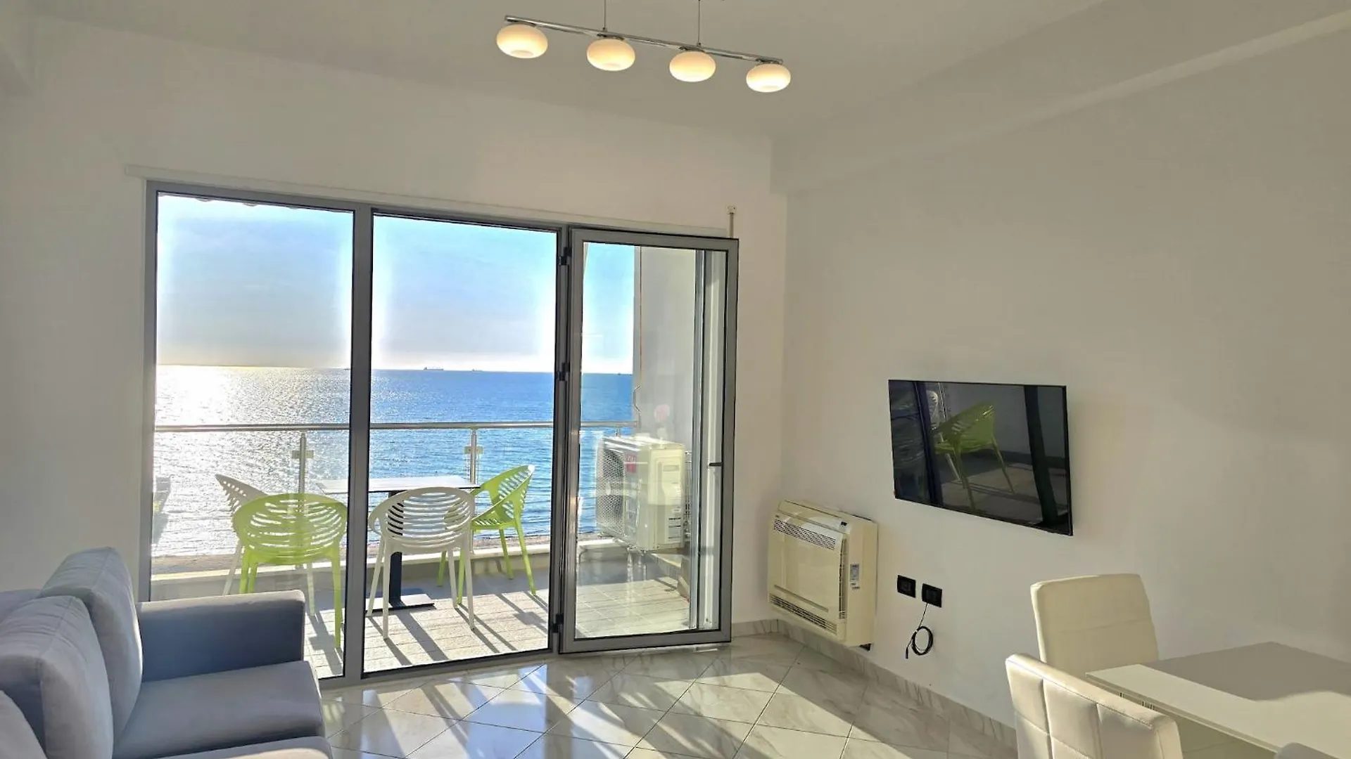 Lägenhet Modern Beachfront Escape In Durr S Durrës